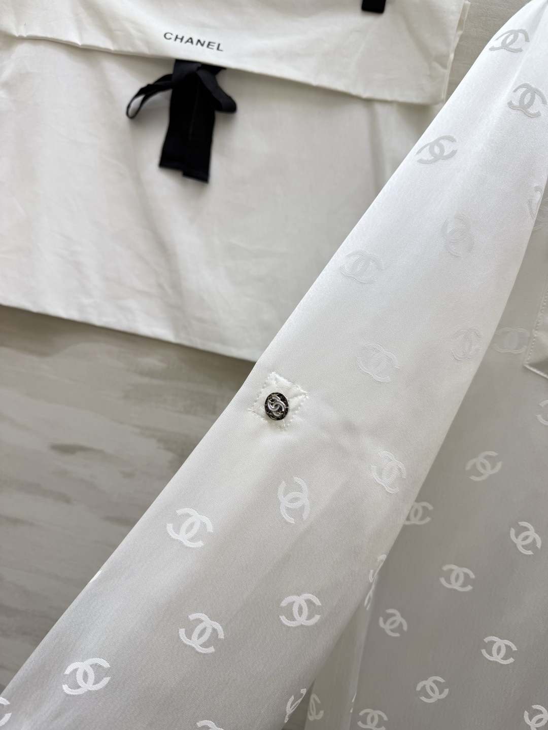 #Chane♡²⁶经典双C提花醋酸真丝衬衣 醋酸缎面质感自带柔光滤镜 满印暗纹低调显贵 翻领+口袋设计利