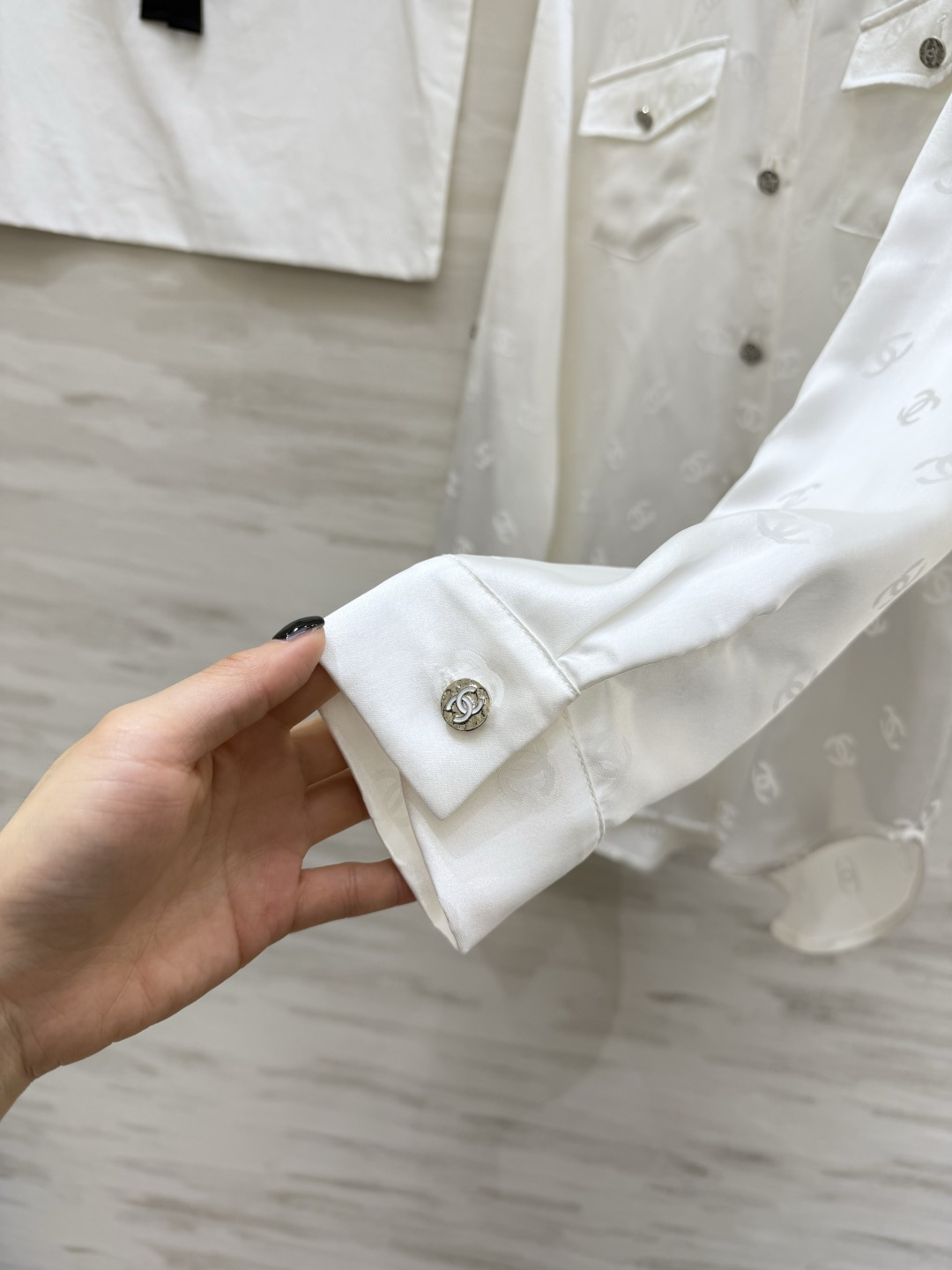 #Chane♡²⁶经典双C提花醋酸真丝衬衣 醋酸缎面质感自带柔光滤镜 满印暗纹低调显贵 翻领+口袋设计利