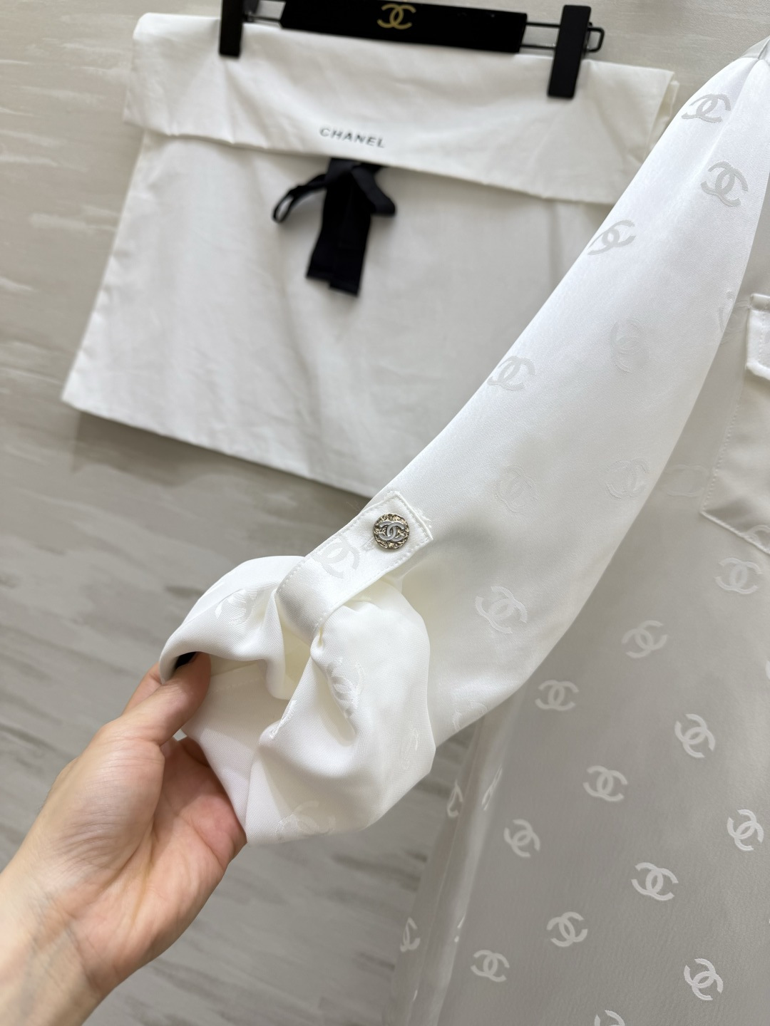 #Chane♡²⁶经典双C提花醋酸真丝衬衣 醋酸缎面质感自带柔光滤镜 满印暗纹低调显贵 翻领+口袋设计利