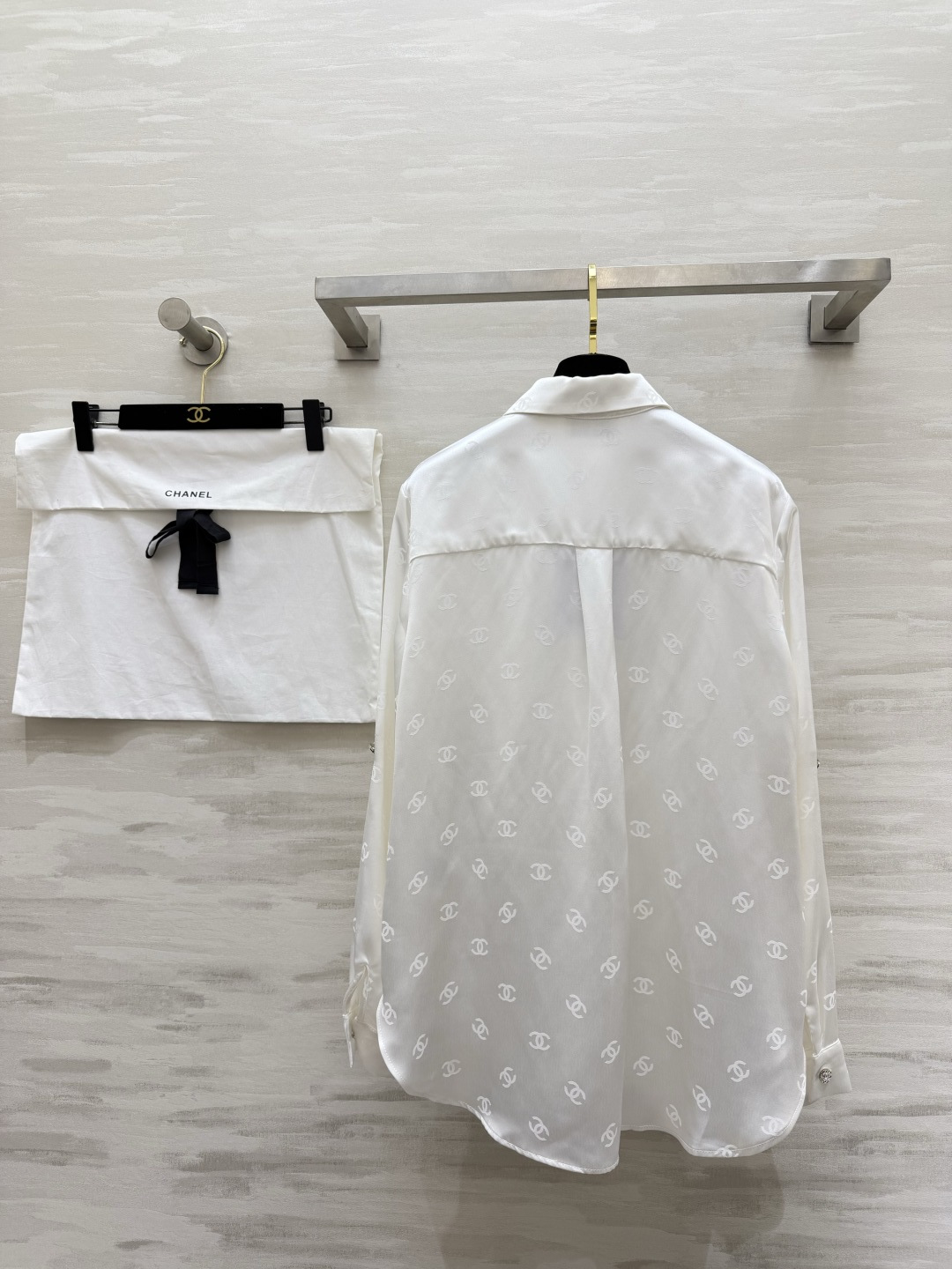 #Chane♡²⁶经典双C提花醋酸真丝衬衣 醋酸缎面质感自带柔光滤镜 满印暗纹低调显贵 翻领+口袋设计利