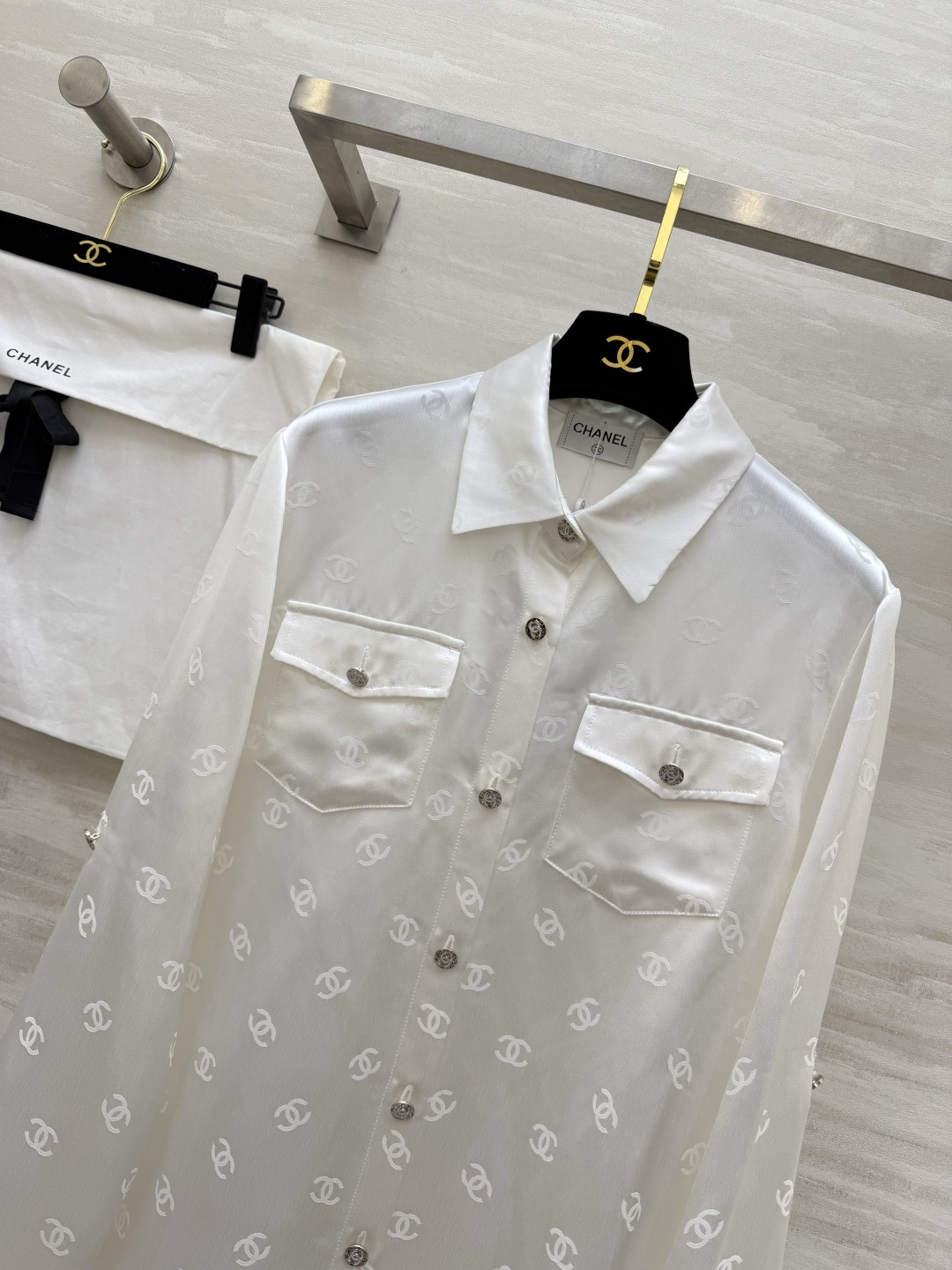 #Chane♡²⁶经典双C提花醋酸真丝衬衣 醋酸缎面质感自带柔光滤镜 满印暗纹低调显贵 翻领+口袋设计利