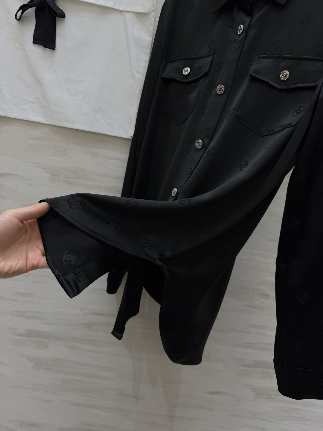 #Chane♡²⁶经典双C提花醋酸真丝衬衣 醋酸缎面质感自带柔光滤镜 满印暗纹低调显贵 翻领+口袋设计利