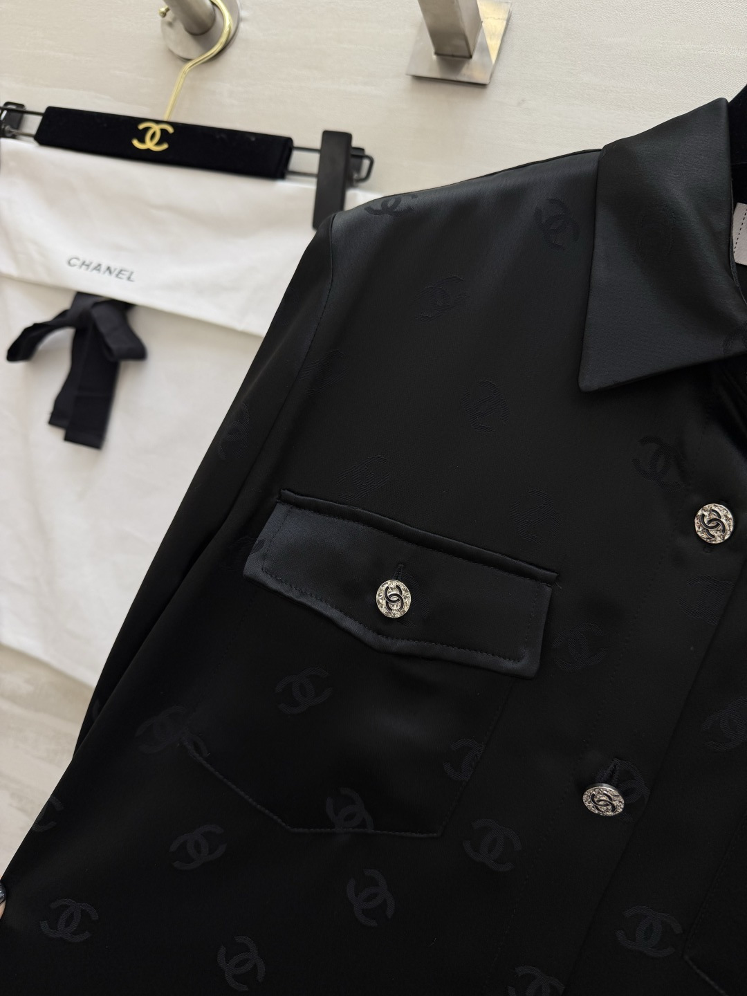 #Chane♡²⁶经典双C提花醋酸真丝衬衣 醋酸缎面质感自带柔光滤镜 满印暗纹低调显贵 翻领+口袋设计利