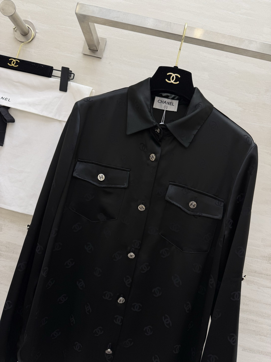 #Chane♡²⁶经典双C提花醋酸真丝衬衣 醋酸缎面质感自带柔光滤镜 满印暗纹低调显贵 翻领+口袋设计利