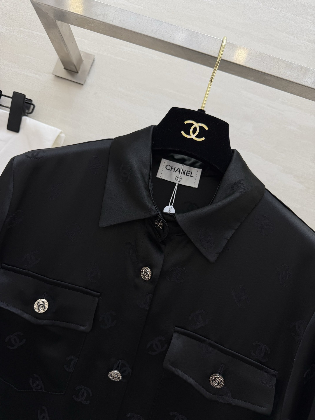 #Chane♡²⁶经典双C提花醋酸真丝衬衣 醋酸缎面质感自带柔光滤镜 满印暗纹低调显贵 翻领+口袋设计利