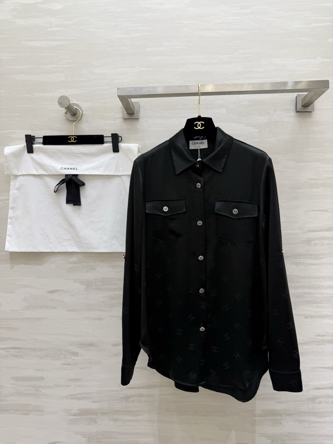 #Chane♡²⁶经典双C提花醋酸真丝衬衣 醋酸缎面质感自带柔光滤镜 满印暗纹低调显贵 翻领+口袋设计利