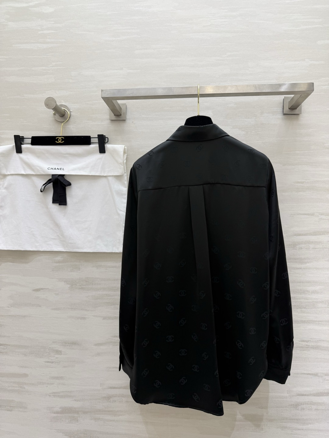 #Chane♡²⁶经典双C提花醋酸真丝衬衣 醋酸缎面质感自带柔光滤镜 满印暗纹低调显贵 翻领+口袋设计利