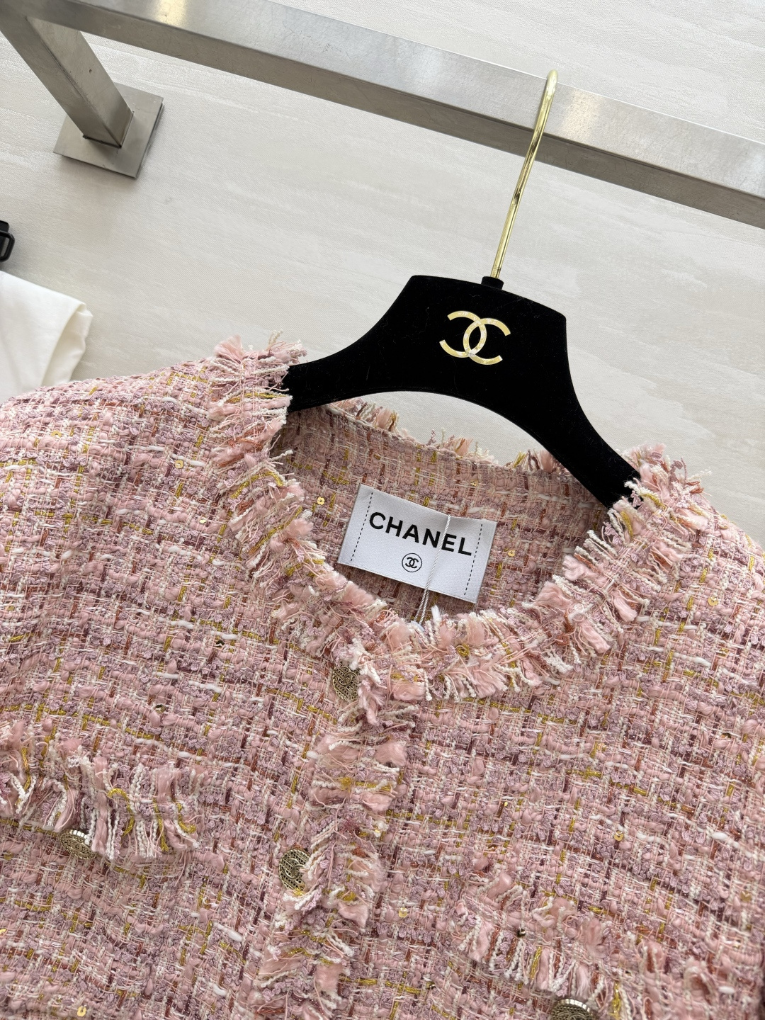 #Chane♡²⁶温柔千金风外套 粉调粗花呢混着金丝细闪 毛边剪裁随性又显贵 经典圆领+多口袋设计 金属