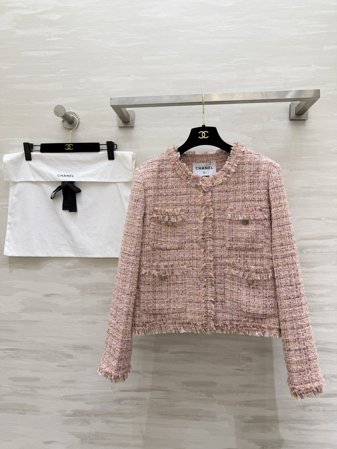 #Chane♡²⁶温柔千金风外套 粉调粗花呢混着金丝细闪 毛边剪裁随性又显贵 经典圆领+多口袋设计 金属