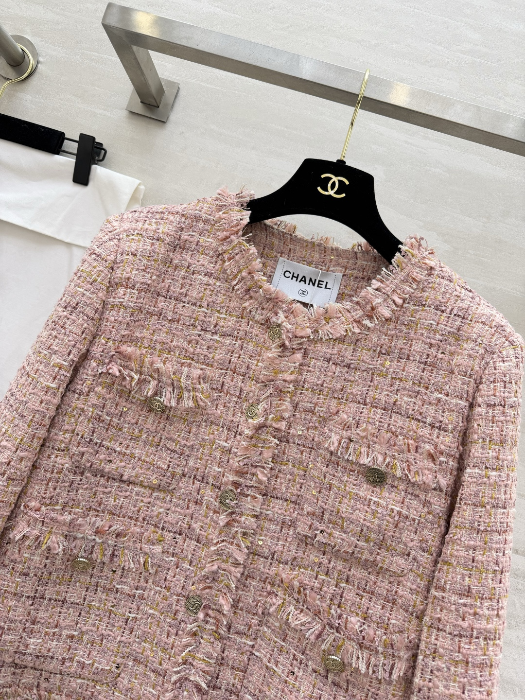 #Chane♡²⁶温柔千金风外套 粉调粗花呢混着金丝细闪 毛边剪裁随性又显贵 经典圆领+多口袋设计 金属