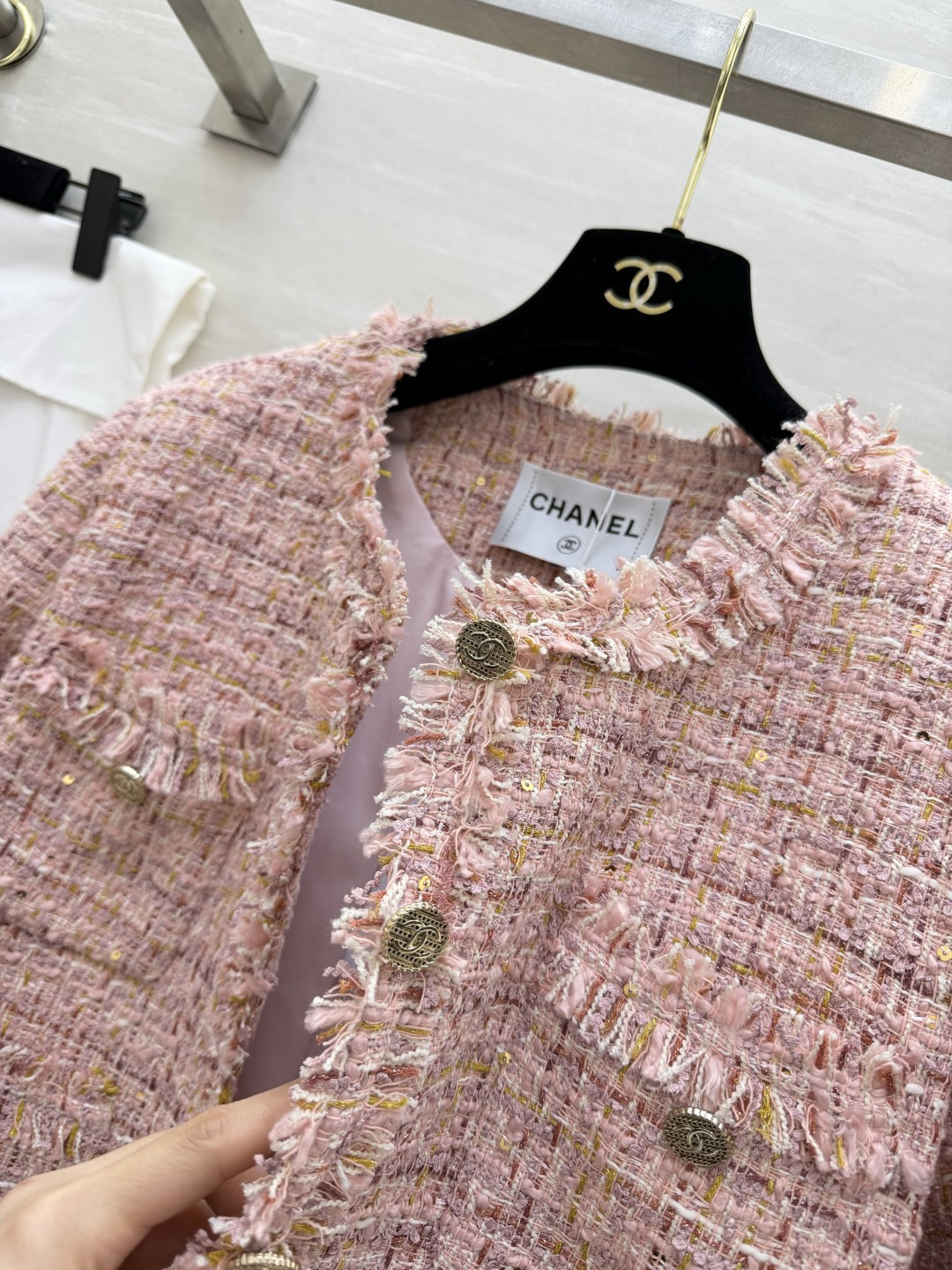 #Chane♡²⁶温柔千金风外套 粉调粗花呢混着金丝细闪 毛边剪裁随性又显贵 经典圆领+多口袋设计 金属