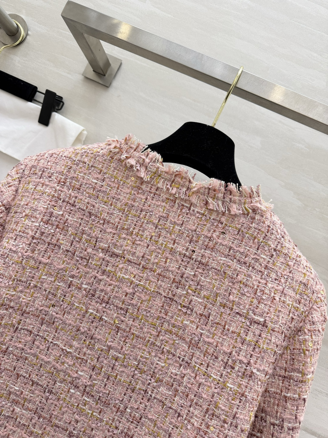 #Chane♡²⁶温柔千金风外套 粉调粗花呢混着金丝细闪 毛边剪裁随性又显贵 经典圆领+多口袋设计 金属