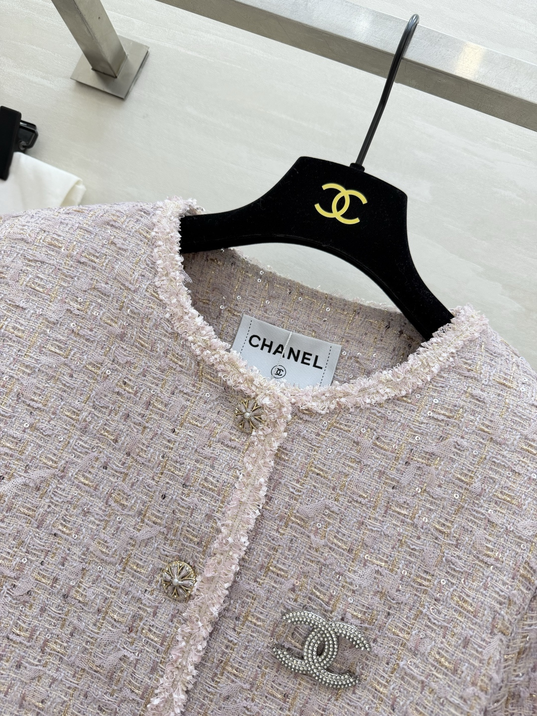 #Chane♡²⁶温柔千金风 亮片编织花呢外套 ✨ 把温柔与精致焊在身上 浅粉粗花呢自带柔光滤镜 毛边剪