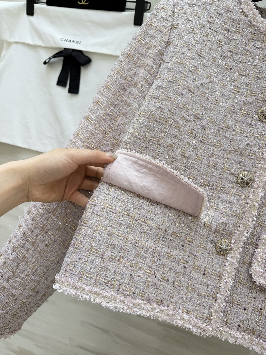 #Chane♡²⁶温柔千金风 亮片编织花呢外套 ✨ 把温柔与精致焊在身上 浅粉粗花呢自带柔光滤镜 毛边剪