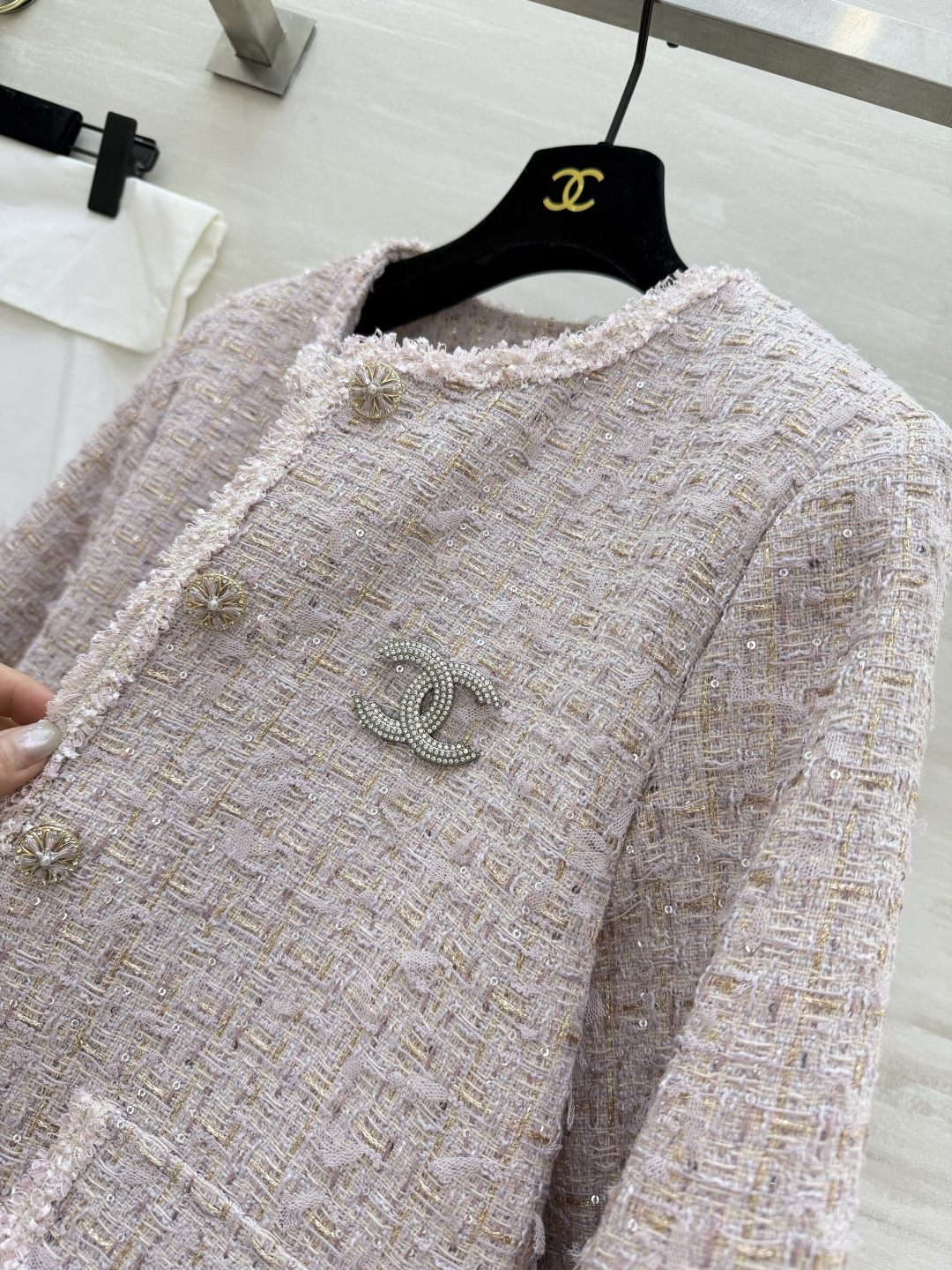 #Chane♡²⁶温柔千金风 亮片编织花呢外套 ✨ 把温柔与精致焊在身上 浅粉粗花呢自带柔光滤镜 毛边剪