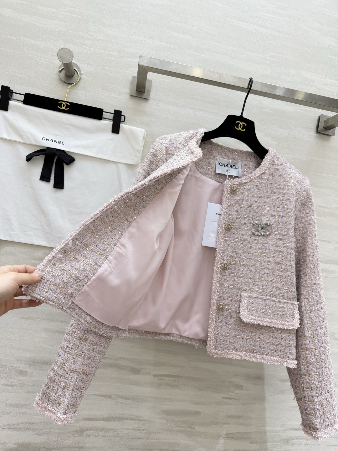 #Chane♡²⁶温柔千金风 亮片编织花呢外套 ✨ 把温柔与精致焊在身上 浅粉粗花呢自带柔光滤镜 毛边剪