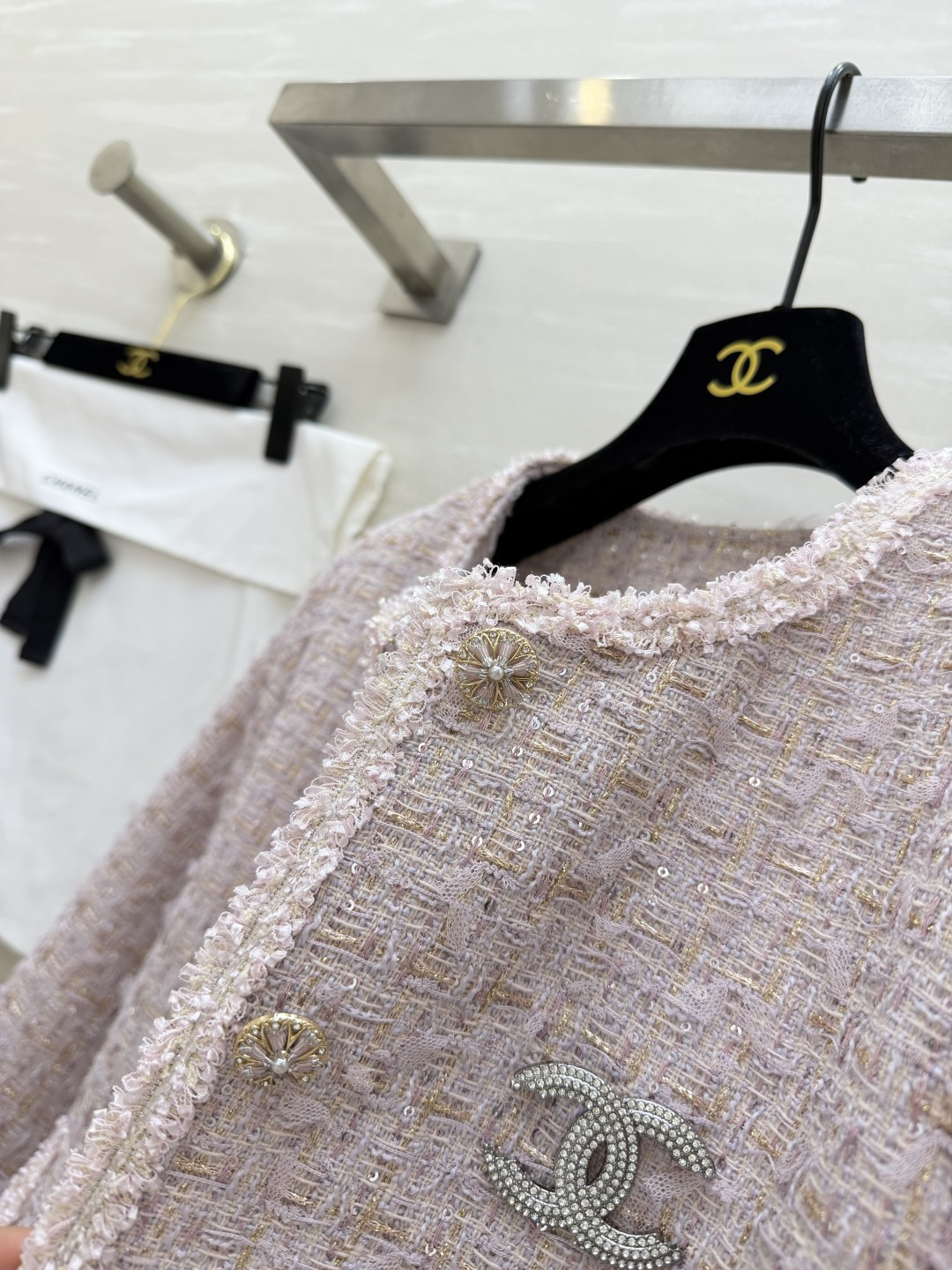 #Chane♡²⁶温柔千金风 亮片编织花呢外套 ✨ 把温柔与精致焊在身上 浅粉粗花呢自带柔光滤镜 毛边剪