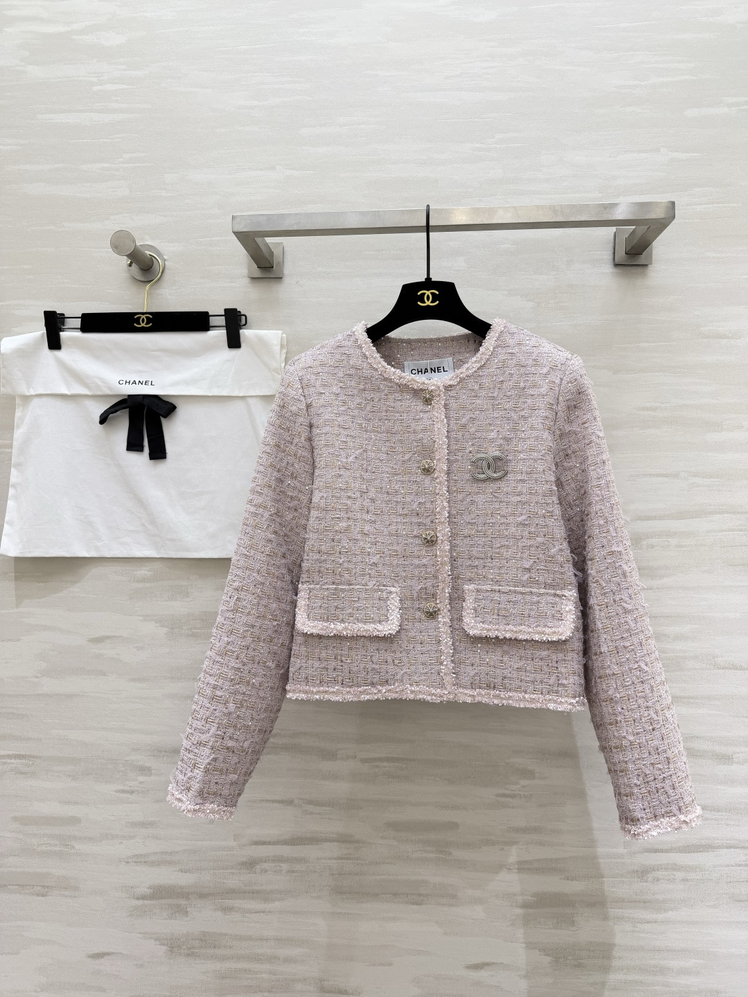 #Chane♡²⁶温柔千金风 亮片编织花呢外套 ✨ 把温柔与精致焊在身上 浅粉粗花呢自带柔光滤镜 毛边剪