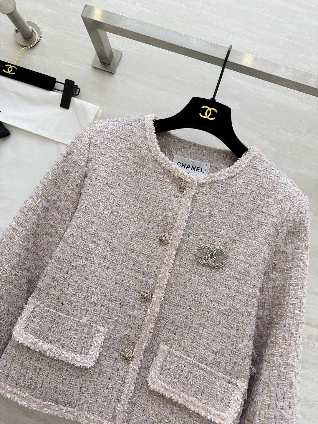 #Chane♡²⁶温柔千金风 亮片编织花呢外套 ✨ 把温柔与精致焊在身上 浅粉粗花呢自带柔光滤镜 毛边剪