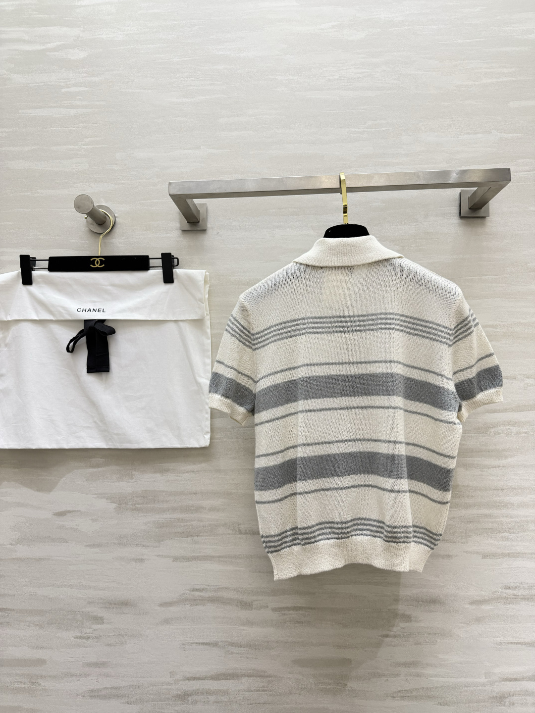 #Chane♡²⁶中古风条纹Polo针织衫✨ 经典翻领+撞色条纹设计 金银丝混纺面料自带细闪光泽 水钻双
