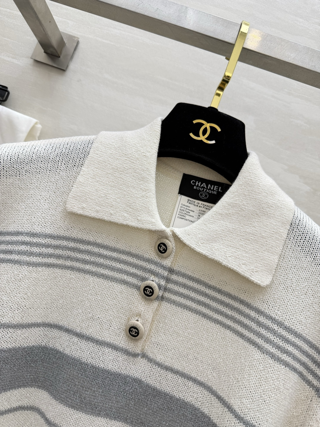 #Chane♡²⁶中古风条纹Polo针织衫✨ 经典翻领+撞色条纹设计 金银丝混纺面料自带细闪光泽 水钻双