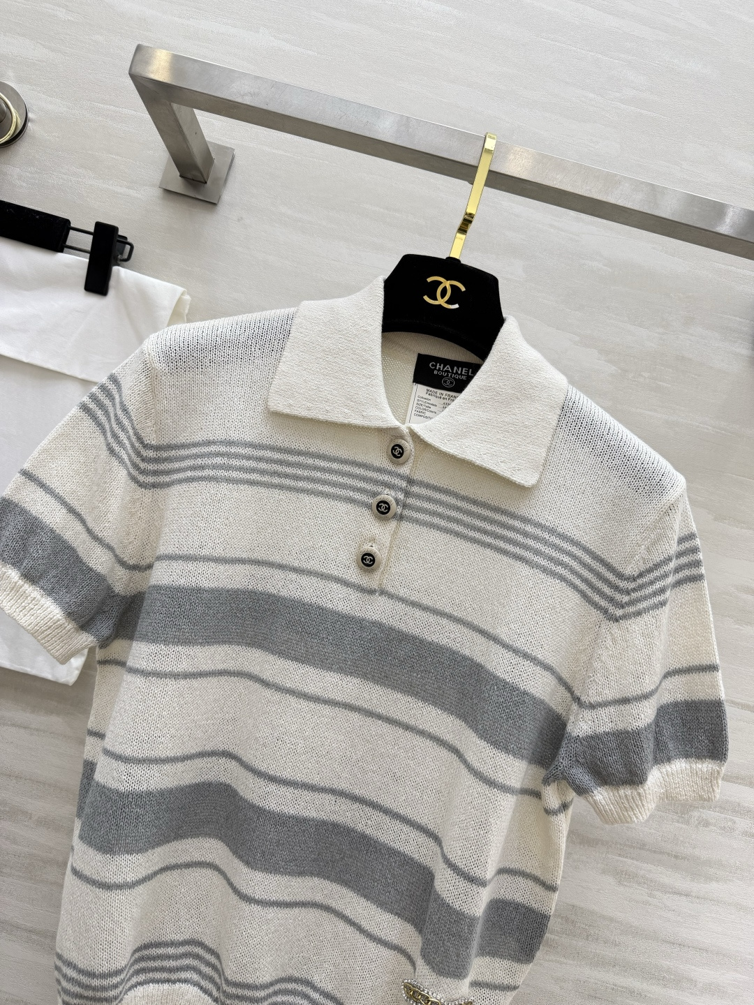 #Chane♡²⁶中古风条纹Polo针织衫✨ 经典翻领+撞色条纹设计 金银丝混纺面料自带细闪光泽 水钻双