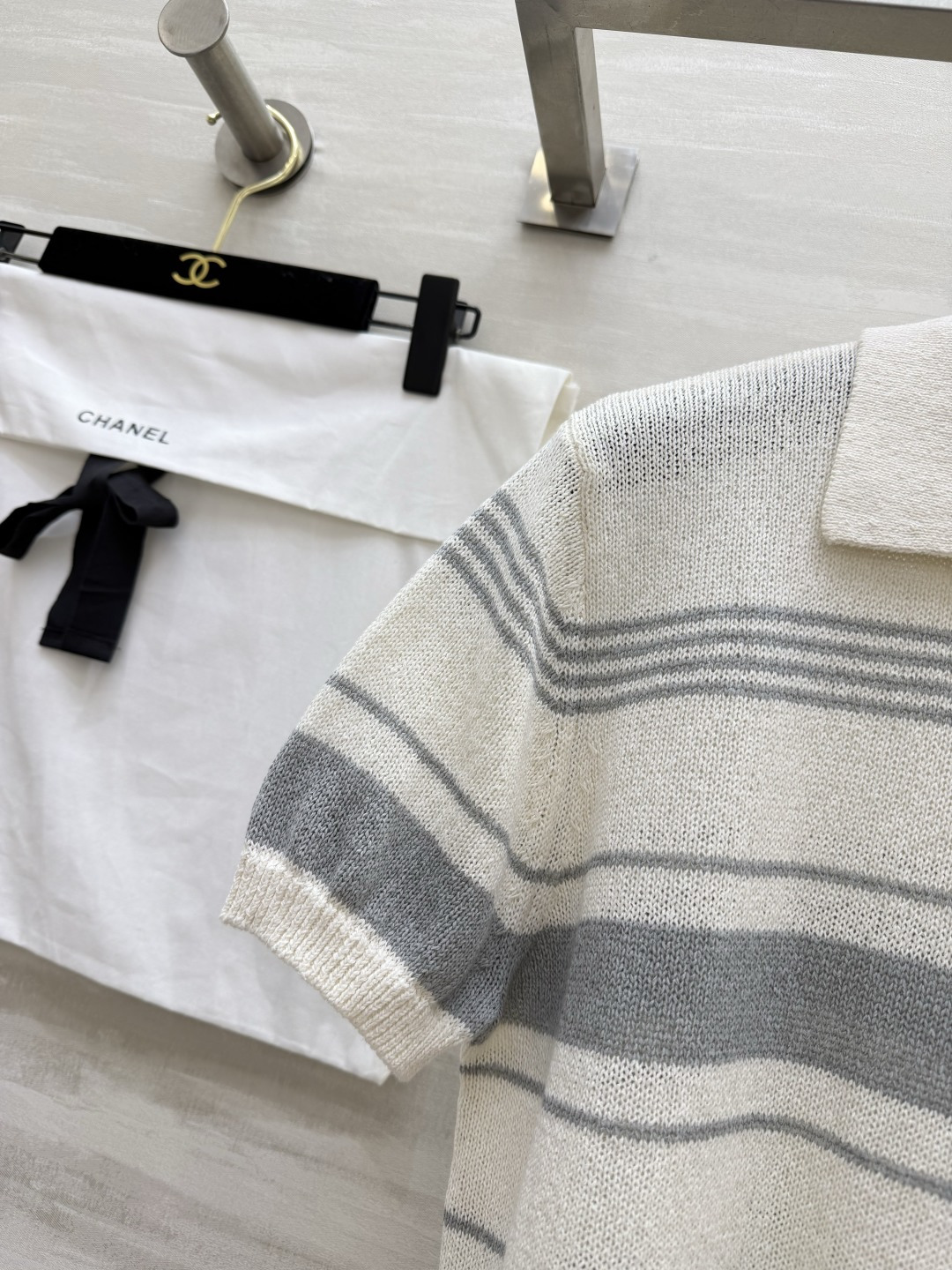 #Chane♡²⁶中古风条纹Polo针织衫✨ 经典翻领+撞色条纹设计 金银丝混纺面料自带细闪光泽 水钻双