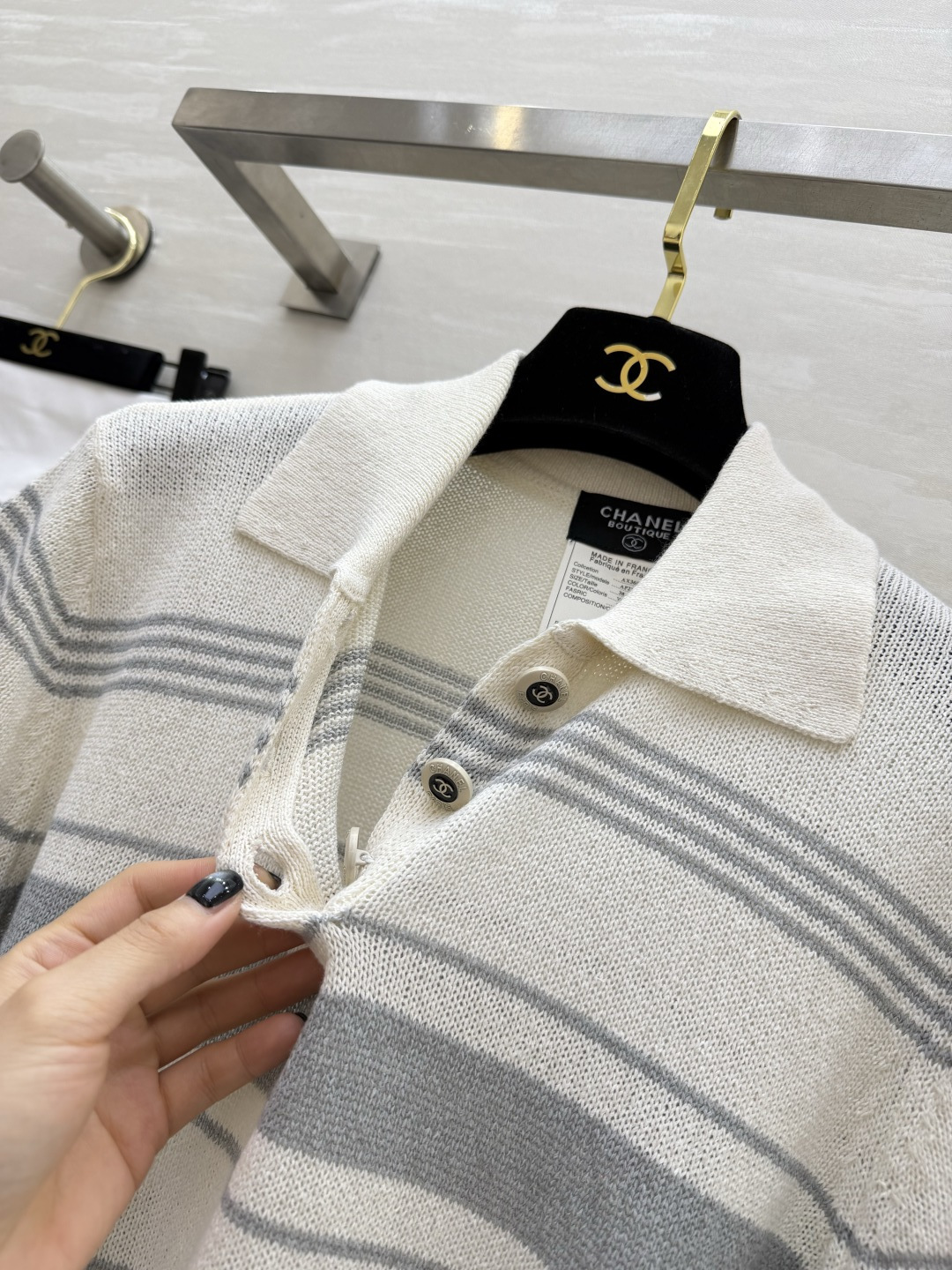 #Chane♡²⁶中古风条纹Polo针织衫✨ 经典翻领+撞色条纹设计 金银丝混纺面料自带细闪光泽 水钻双