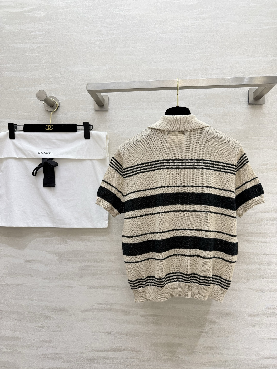 #Chane♡²⁶中古风条纹Polo针织衫✨ 经典翻领+撞色条纹设计 金银丝混纺面料自带细闪光泽 水钻双