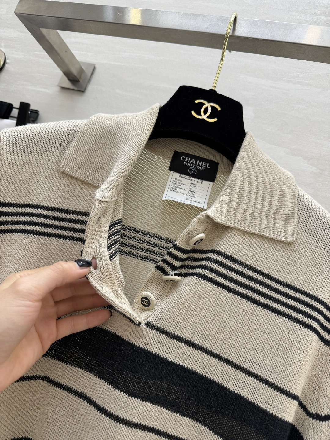 #Chane♡²⁶中古风条纹Polo针织衫✨ 经典翻领+撞色条纹设计 金银丝混纺面料自带细闪光泽 水钻双