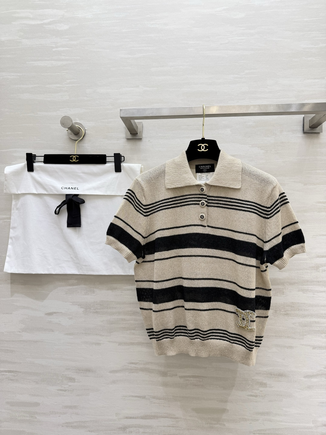 #Chane♡²⁶中古风条纹Polo针织衫✨ 经典翻领+撞色条纹设计 金银丝混纺面料自带细闪光泽 水钻双