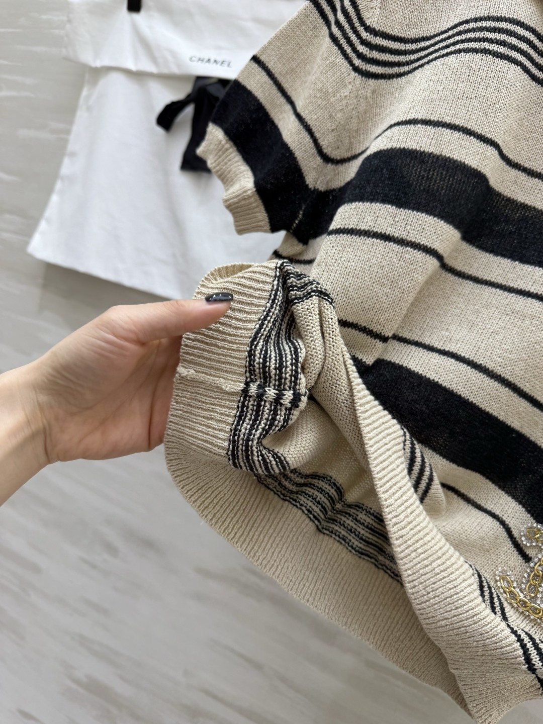 #Chane♡²⁶中古风条纹Polo针织衫✨ 经典翻领+撞色条纹设计 金银丝混纺面料自带细闪光泽 水钻双