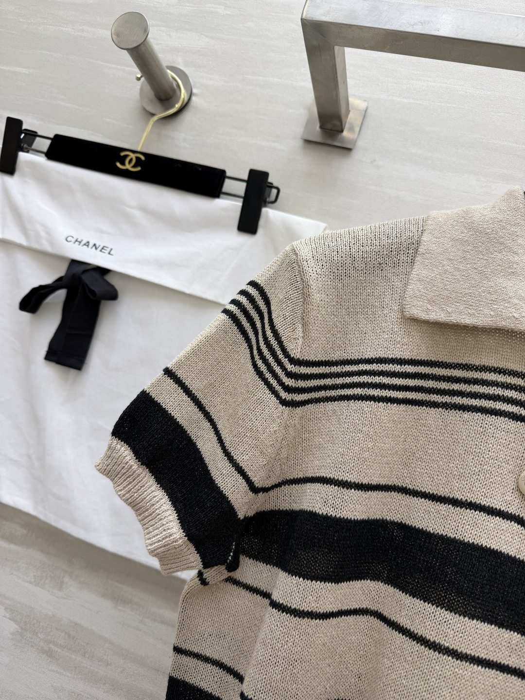 #Chane♡²⁶中古风条纹Polo针织衫✨ 经典翻领+撞色条纹设计 金银丝混纺面料自带细闪光泽 水钻双
