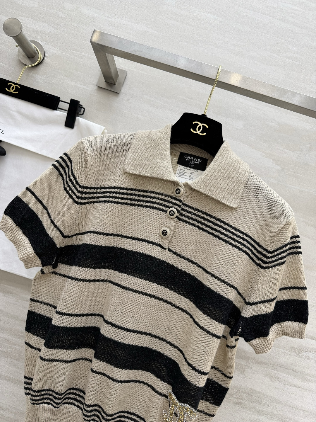 #Chane♡²⁶中古风条纹Polo针织衫✨ 经典翻领+撞色条纹设计 金银丝混纺面料自带细闪光泽 水钻双