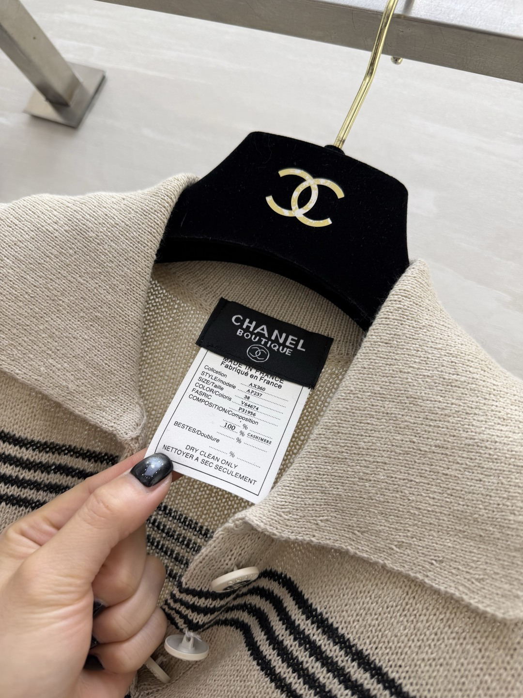 #Chane♡²⁶中古风条纹Polo针织衫✨ 经典翻领+撞色条纹设计 金银丝混纺面料自带细闪光泽 水钻双