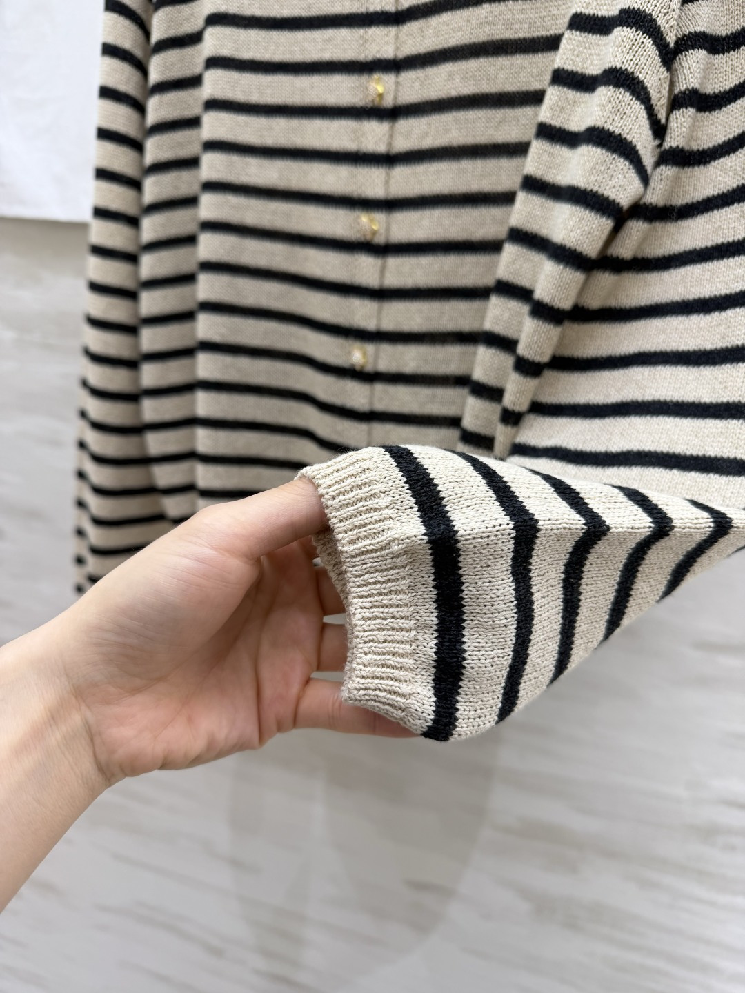 #Chane♡²⁶条纹针织开衫✨ 经典海魂条纹永不过时 金银丝混纺面料自带细闪光泽 圆领+定制双C扣设计