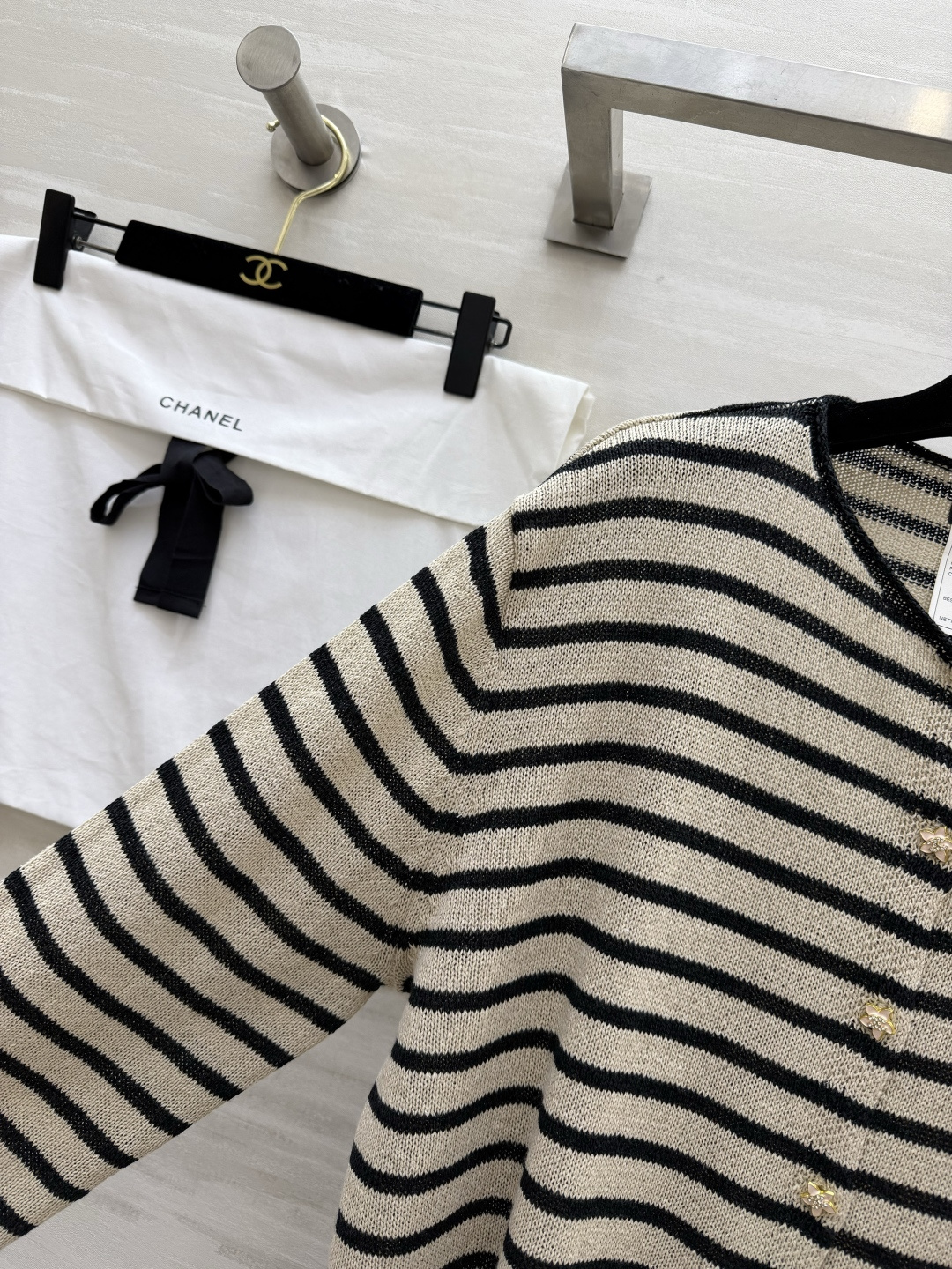 #Chane♡²⁶条纹针织开衫✨ 经典海魂条纹永不过时 金银丝混纺面料自带细闪光泽 圆领+定制双C扣设计