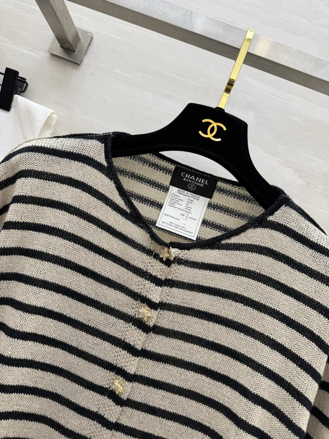 #Chane♡²⁶条纹针织开衫✨ 经典海魂条纹永不过时 金银丝混纺面料自带细闪光泽 圆领+定制双C扣设计