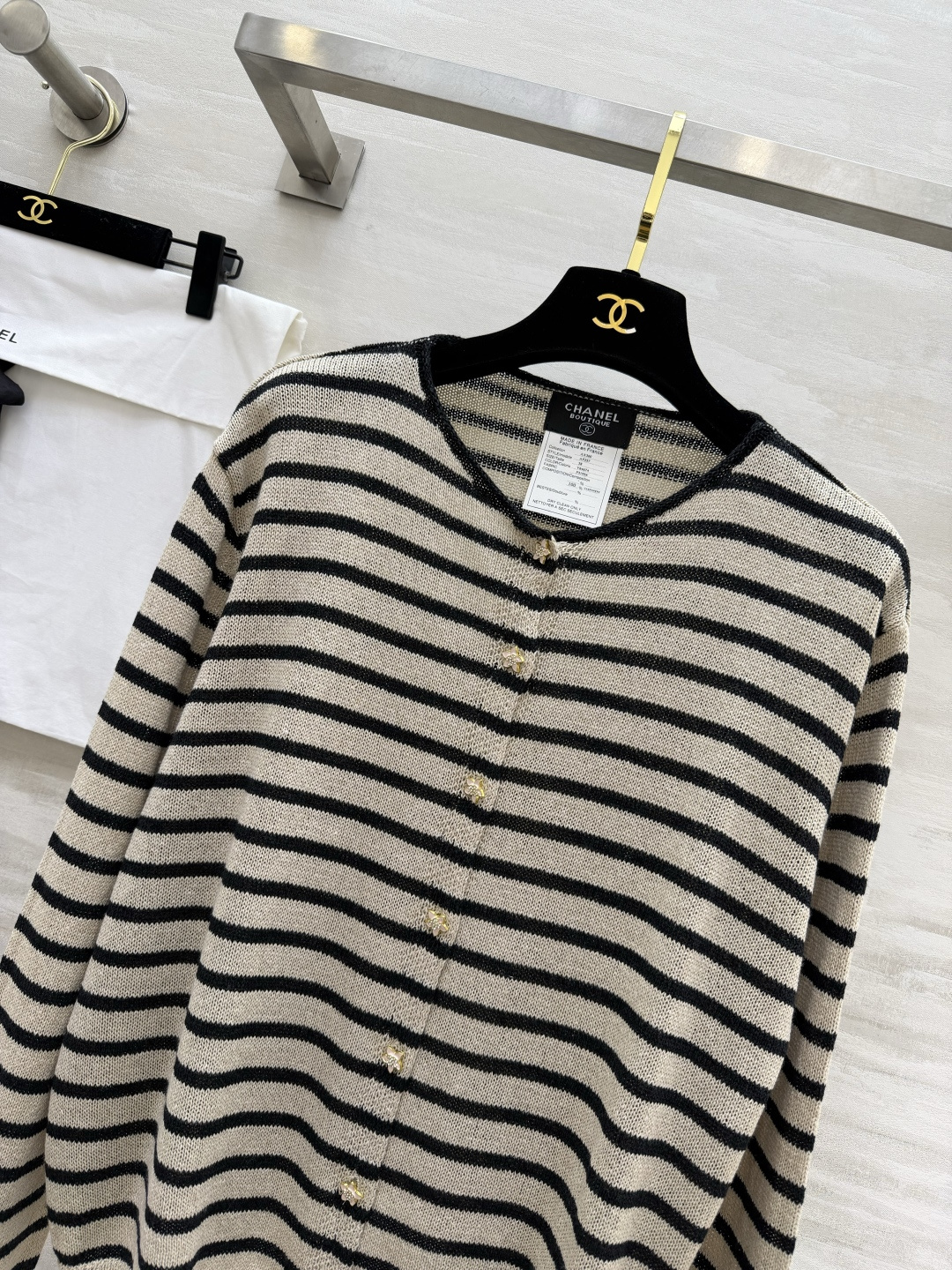 #Chane♡²⁶条纹针织开衫✨ 经典海魂条纹永不过时 金银丝混纺面料自带细闪光泽 圆领+定制双C扣设计