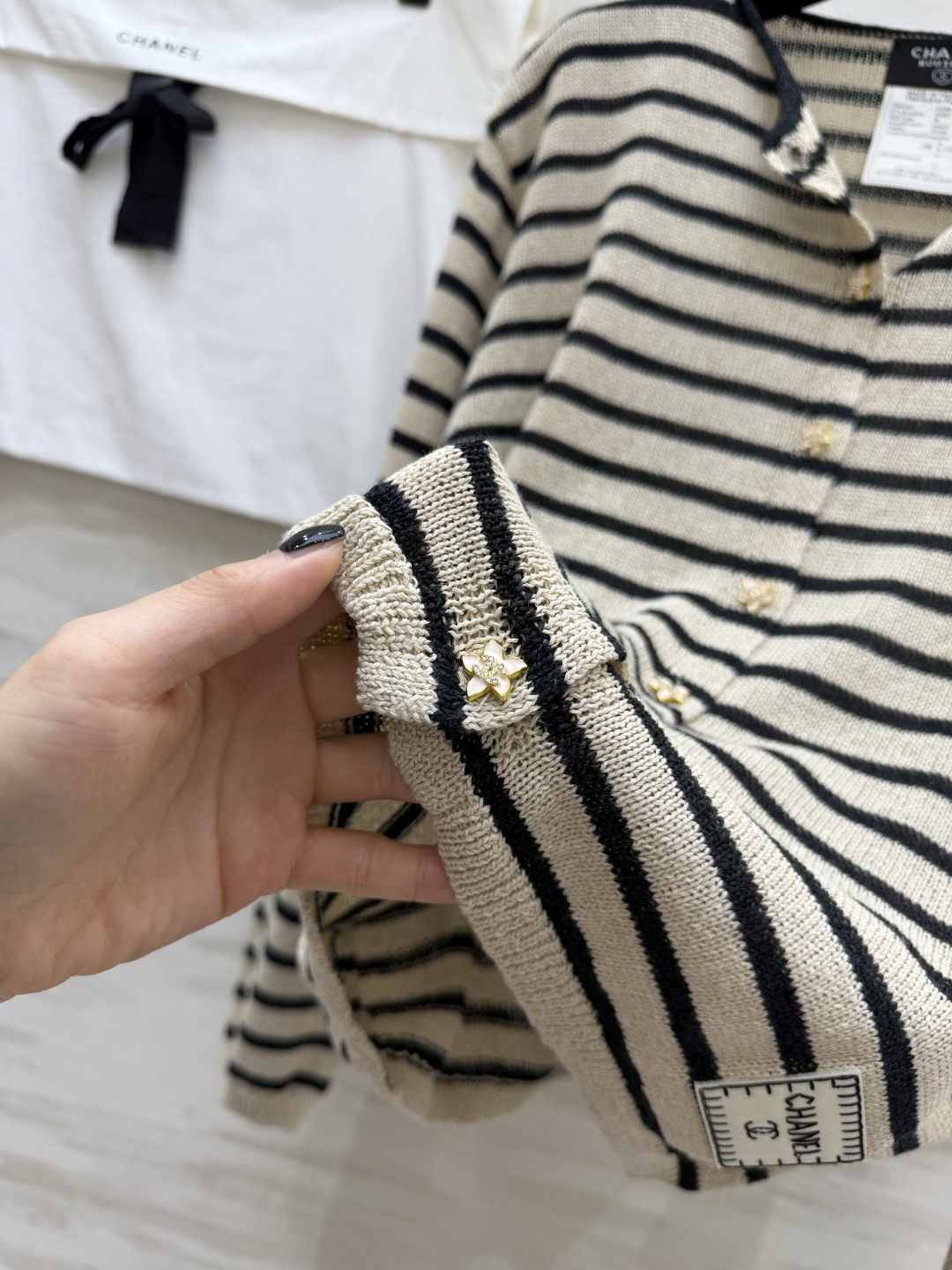 #Chane♡²⁶条纹针织开衫✨ 经典海魂条纹永不过时 金银丝混纺面料自带细闪光泽 圆领+定制双C扣设计