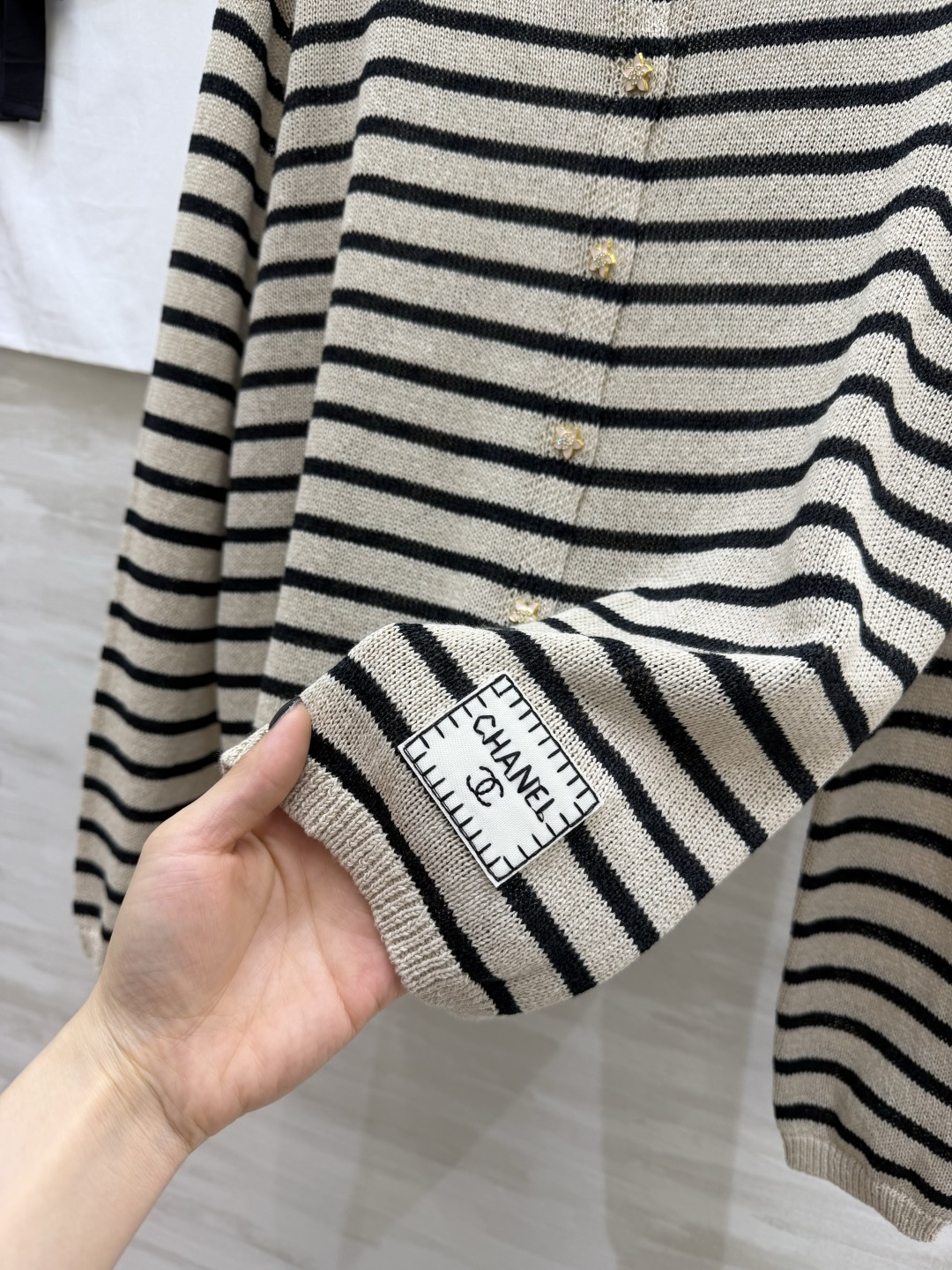 #Chane♡²⁶条纹针织开衫✨ 经典海魂条纹永不过时 金银丝混纺面料自带细闪光泽 圆领+定制双C扣设计