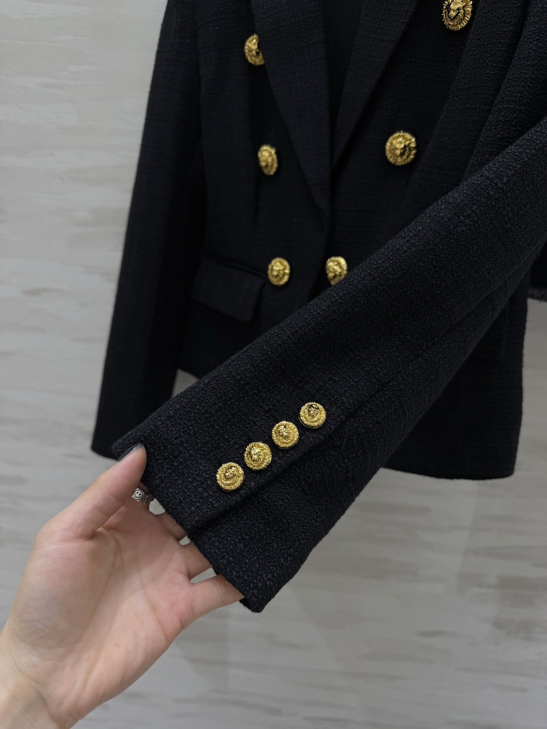 #Balmai♡²⁶财阀千金风 粗花呢系列 黑金配色直接封神！双排金扣+收腰剪裁 把贵气和干练焊在身上 