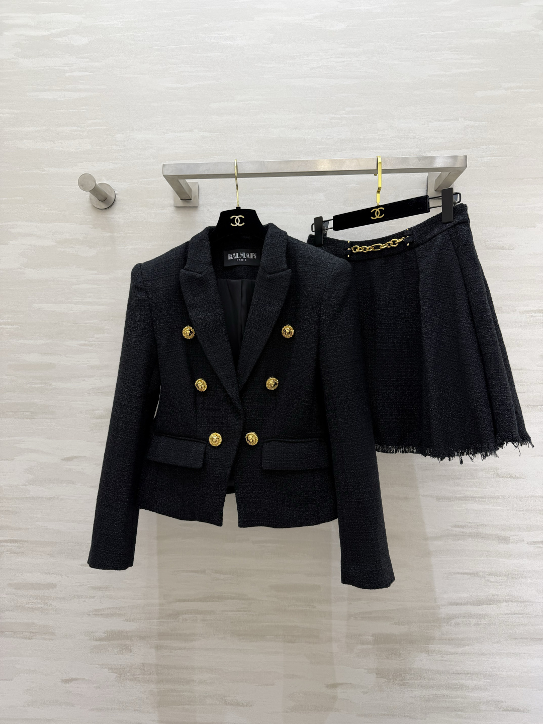 #Balmai♡²⁶财阀千金风 粗花呢系列 黑金配色直接封神！双排金扣+收腰剪裁 把贵气和干练焊在身上 