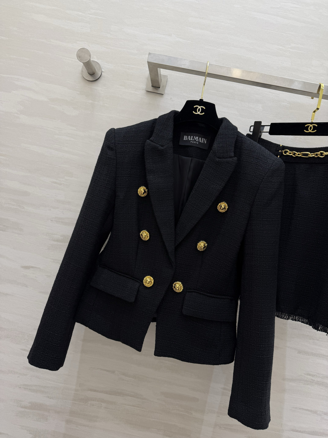 #Balmai♡²⁶财阀千金风 粗花呢系列 黑金配色直接封神！双排金扣+收腰剪裁 把贵气和干练焊在身上 