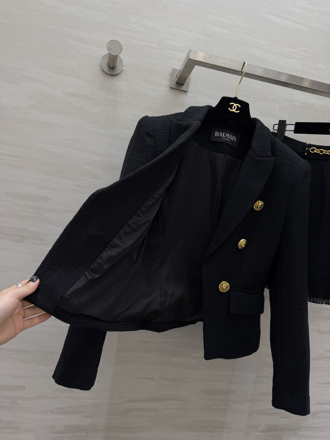 #Balmai♡²⁶财阀千金风 粗花呢系列 黑金配色直接封神！双排金扣+收腰剪裁 把贵气和干练焊在身上 