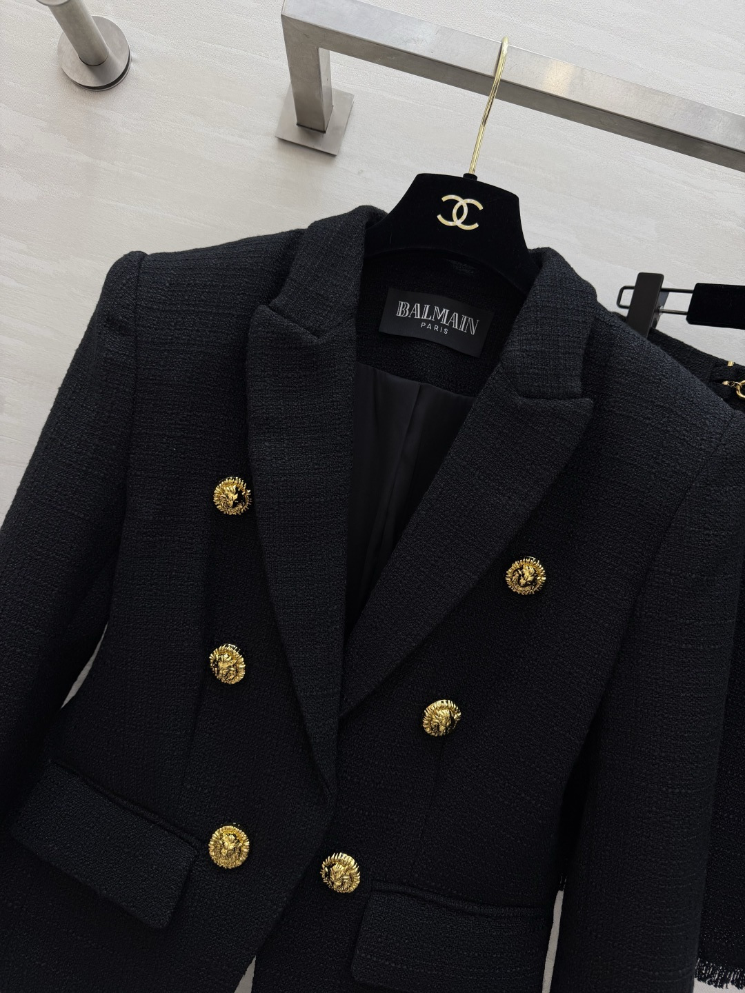 #Balmai♡²⁶财阀千金风 粗花呢系列 黑金配色直接封神！双排金扣+收腰剪裁 把贵气和干练焊在身上 