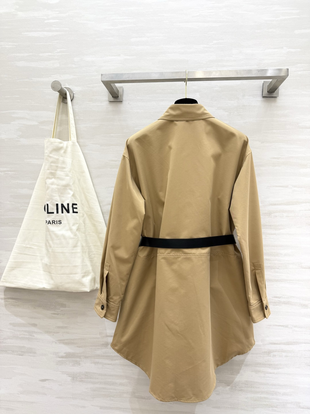 #Celin♡²⁶ 卡其衬衫裙 太戳我了✨ 经典翻领+单排扣设计 自带黑色腰带收腰瞬间勾勒出腰线 大口袋