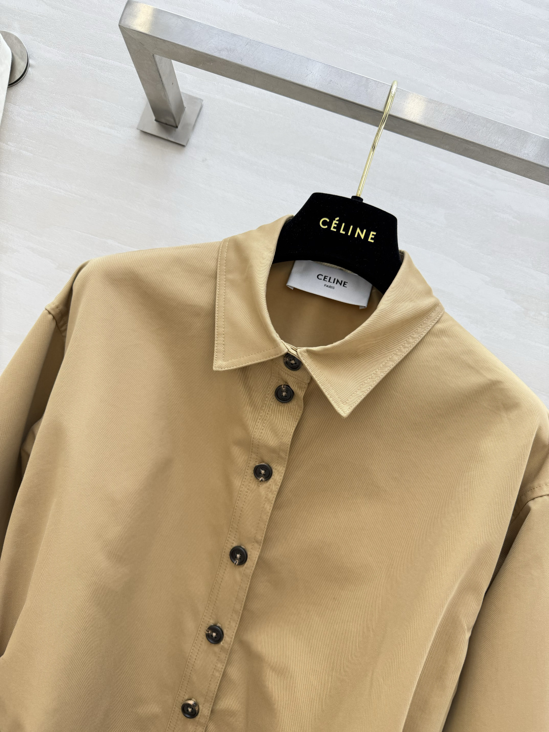 #Celin♡²⁶ 卡其衬衫裙 太戳我了✨ 经典翻领+单排扣设计 自带黑色腰带收腰瞬间勾勒出腰线 大口袋