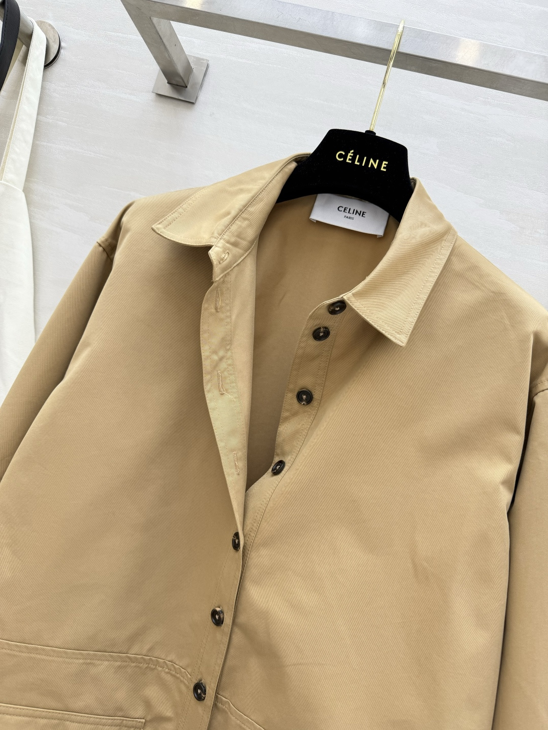 #Celin♡²⁶ 卡其衬衫裙 太戳我了✨ 经典翻领+单排扣设计 自带黑色腰带收腰瞬间勾勒出腰线 大口袋