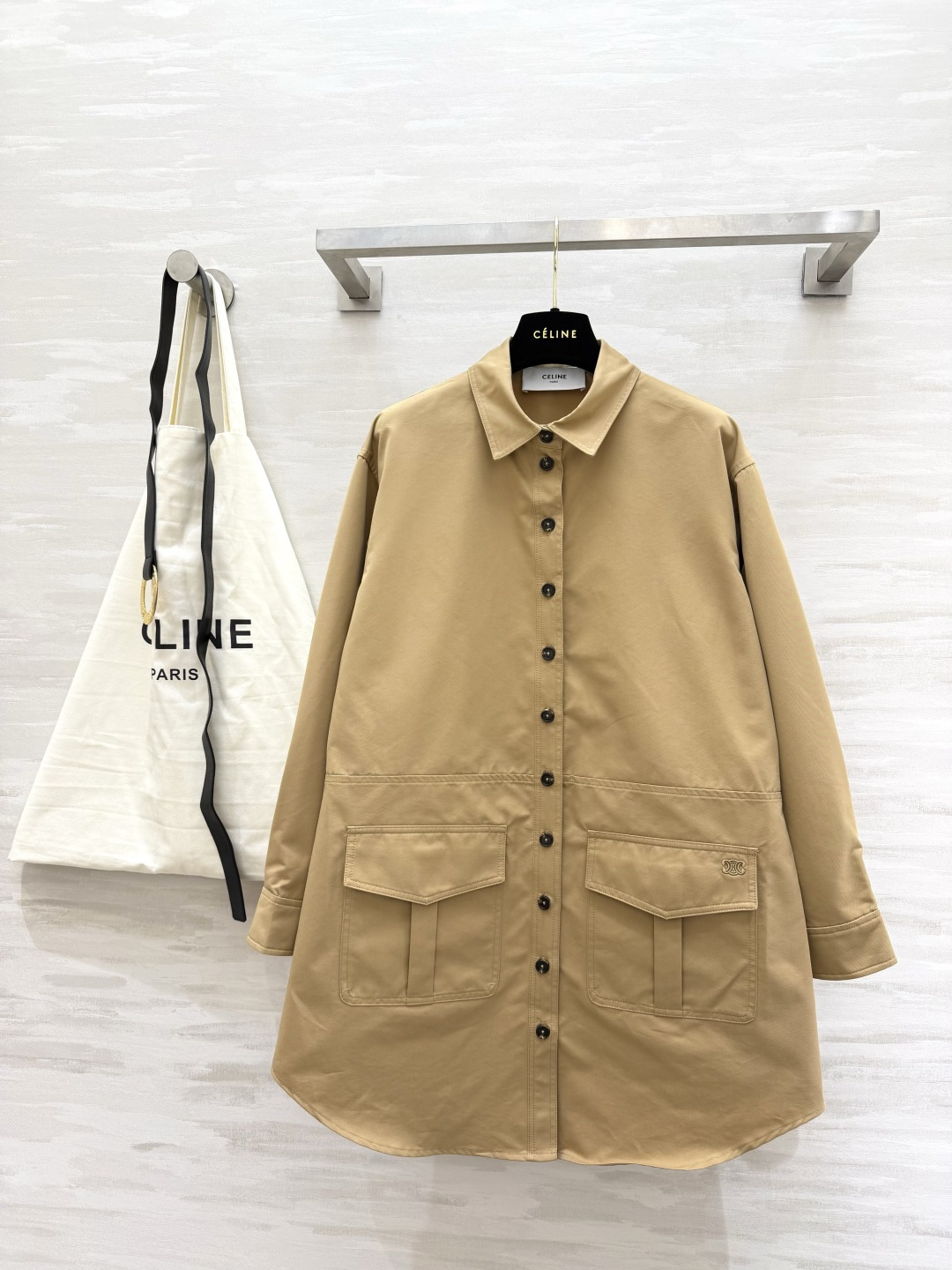#Celin♡²⁶ 卡其衬衫裙 太戳我了✨ 经典翻领+单排扣设计 自带黑色腰带收腰瞬间勾勒出腰线 大口袋